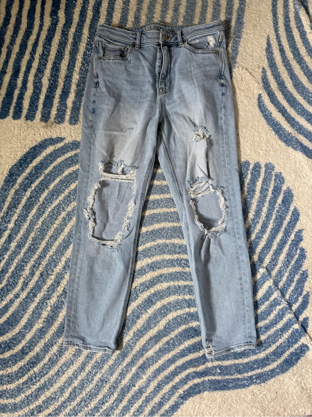 Light Wash Ripped Mom Jeans